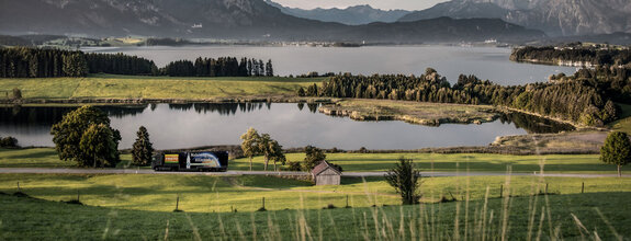 Unser Fristo Lkw, eine tolle Berglandschaft und Seen. So liefern wir gerne Getränke aus.